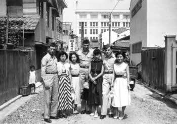 U.S. soldiers and Japanese women