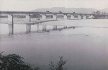 A bridge across the Han river