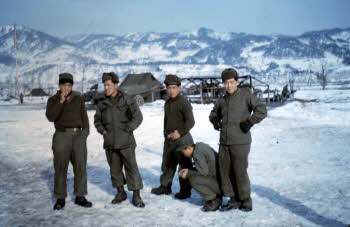 ROK Army soldiers in Co. D. 17th infantry. REGT. (L~R) 