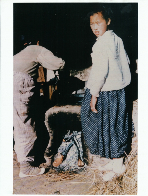 Villagers cooking rice in a rice pot in Sambatt Village (near Chuncheon) in 1954.